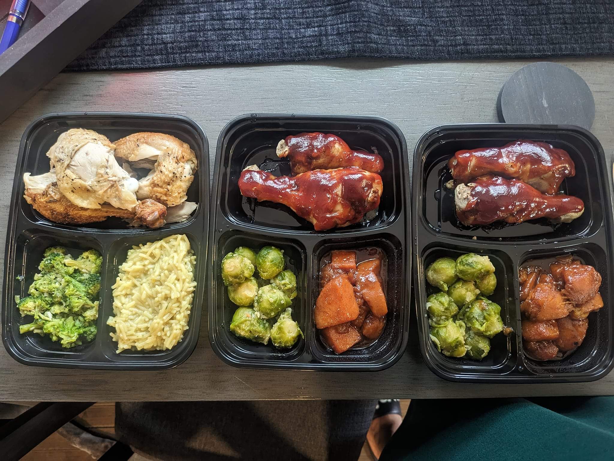 A tray of food that includes chicken, broccoli, and rice